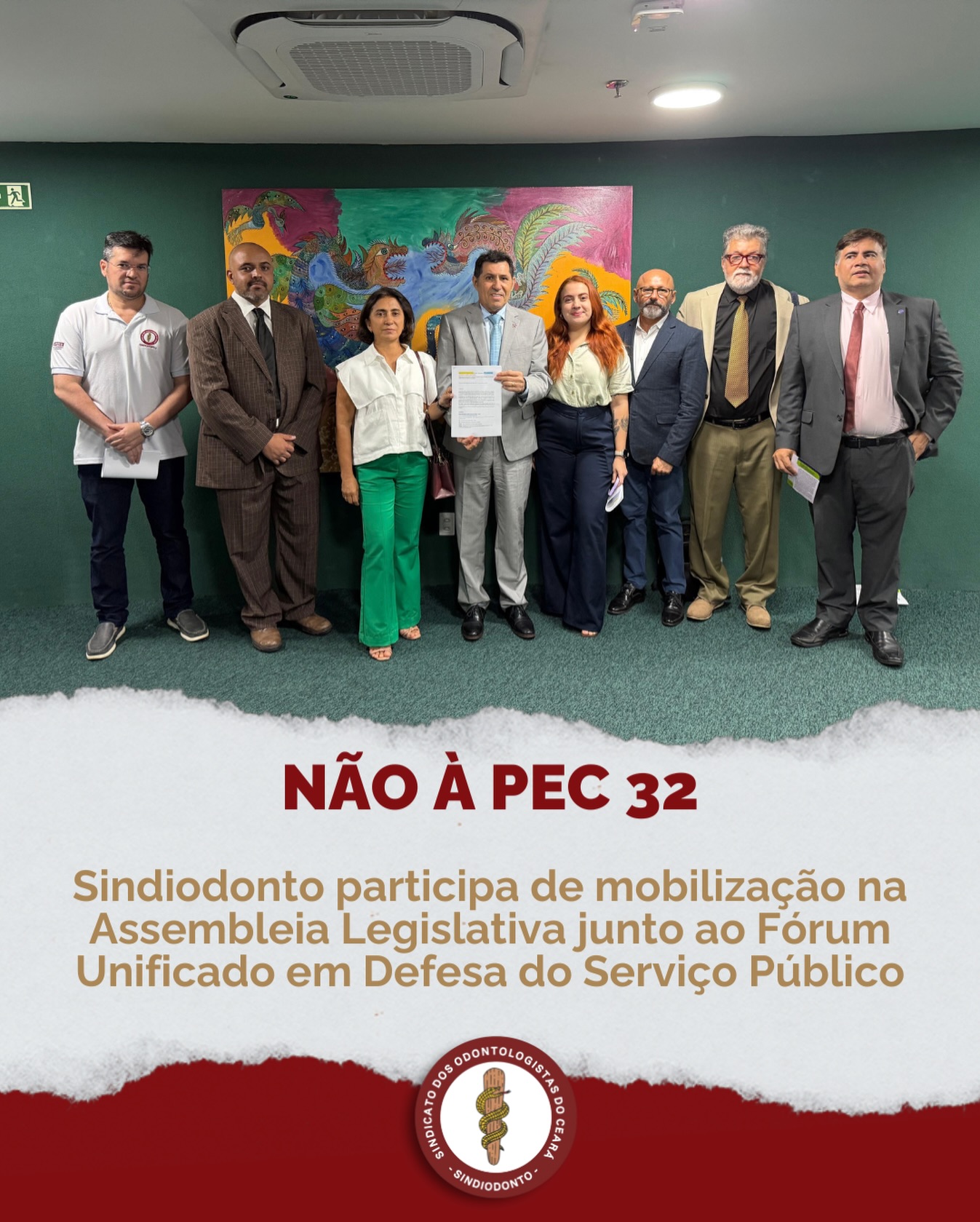 No dia 04 de dezembro, o Sindiodonto, junto ao Fórum Unificado em Defesa do Serviço Público, ocupou a Assembleia Legislativa do Ceará.

Fomos cobrar aquilo que não pode mais esperar: debate sério, transparente e público sobre a PEC 32/2020. Uma proposta que ataca frontalmente o serviço público e, portanto, ataca diretamente a sociedade brasileira.

A PEC 32 não é modernização.
Não é melhoria.
É desmonte.
É retirada de direitos, fragilização de políticas públicas, insegurança para servidores e prejuízo direto para milhões de cidadãos que dependem do SUS, da educação pública, da assistência e de cada serviço essencial que mantém este país de pé.

Depois de pressão firme e presença ativa, conseguimos a realização de uma Audiência Pública sobre a PEC 32/20, marcada para:
📢 15 de dezembro – às 13h – na Assembleia Legislativa.

Será o momento de expor o quanto essa proposta é danosa, injusta e perigosa.
Será o momento de mostrar que quem destrói o serviço público destrói o Brasil.
E nós não aceitaremos isso.

Chamamos cada trabalhador, cada trabalhadora e cada cidadão que entende o valor do serviço público a estar ao nosso lado.
A luta não é só dos servidores — é de toda a sociedade.

✊🏼 Não passarão.
✊🏼 Defender o serviço público é defender o povo.

@sindiodontoce
@forumservicopublicoceara