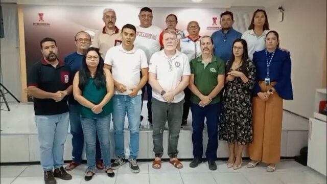 ‼️Atenção cirurgiões-dentistas servidores do município de Fortaleza‼️

O ano de 2026 começa com mobilização e planejamento. O Sindiodonto Ceará participou da primeira reunião da FERSEP-FOR, que definiu as diretrizes iniciais da Campanha Salarial dos servidores da Prefeitura de Fortaleza.

Durante o encontro, foi apresentada e protocolada a pauta de reivindicações da categoria, que inclui, entre outros pontos:

▪️ reposição das perdas inflacionárias;
▪️ reajuste salarial com ganho real;
▪️ valorização dos pisos salariais;
▪️ avanços nos Planos de Cargos, Carreiras e Salários (PCCS);
▪️ melhores condições de trabalho;
▪️ respeito às mesas de negociação permanentes.

Também foi definido o calendário inicial de mobilizações, com destaque para a participação dos servidores em atos públicos já a partir da ❗️próxima segunda-feira (12.01), à 8 horas, no Paço Municipal, cobrando abertura imediata de negociação por parte da gestão do prefeito Evandro Leitão, que até o momento não apresentou sinalização concreta sobre a pauta salarial de 2026.

A FERSEP-FOR e seus sindicatos filiados reforçam a importância da participação ativa da categoria, inclusive nas atividades públicas previstas durante o período do pré-carnaval e do carnaval, como forma legítima de pressionar o governo municipal.

📢 A campanha salarial está lançada. Unidade, organização e mobilização serão decisivas para garantir avanços.

#SindiodontoCE #CampanhaSalarial2026 #FERSEPFOR #ServidoresMunicipais #valorizaçãoprofissional
