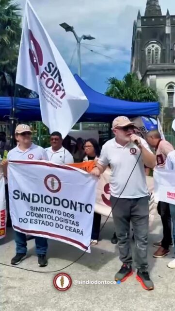 O Sindiodonto participou do primeiro ato público de 2026 da Campanha Salarial dos servidores do município de Fortaleza, realizado no Paço Municipal, ao lado dos sindicatos que integram e acompanham a FERSEP-FOR, fortalecendo a mobilização unificada do funcionalismo público.

É importante destacar que a Campanha Salarial 2026 teve início em 4 de novembro de 2025, com a entrega oficial da pauta de reivindicações ao governo municipal. O ato realizado agora marca a continuidade da luta neste novo ano.

Durante a atividade, após falas dos representantes sindicais, o secretário de Articulação Política, Tibério, entrou em contato telefônico com a secretária Carolina, da Sepog, que informou que os estudos de impacto financeiro das pautas seguem em andamento. A secretária não esteve presente no ato. Ficou o compromisso de que o governo dará uma devolutiva até o final do mês, após a conclusão desses estudos.

✊ Convocação à mobilização
Os sindicatos convocam todos os servidores do município e do Estado para participarem das atividades que acontecerão todos os sábados de janeiro e fevereiro, até o Carnaval, na Praia de Iracema – Aterro, onde haverá a Barraca dos Servidores. 

Quem for curtir o período carnavalesco, compareça para fortalecer essa luta coletiva por valorização e direitos.

#Sindiodonto #CampanhaSalarial2026 #servidoresdefortaleza