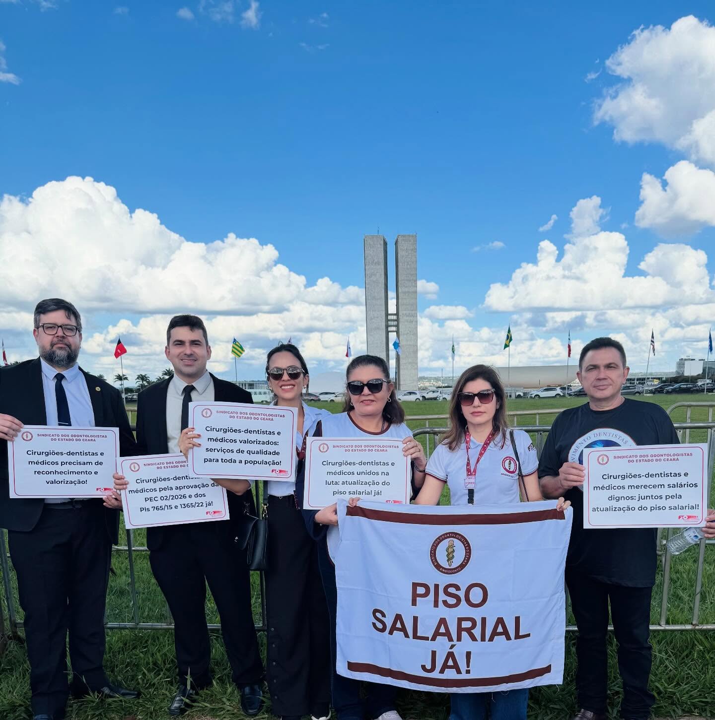 Momento histórico em Brasília:

Hoje, 14/04/2026, após aprovação do PL 1365 na Comissão de Assuntos Econômicos do senado, dentistas e médicos iniciaram uma manifestação pública na Esplanda dos Ministerios, para dar visibilidade a pauta da necessidade do avanços dos projetos de lei que tratam da atualização do piso salarial das categorias e da PEC 2 que tem como objetivo incluir na constituição o direito à piso salarial para dentistas e médicos. 

Sindiodonto e CRO-CE seguem nessa luta de forma articulada, fortalecendo o movimento que vem sendo construído pelo conselho federal de odontologia, conselhos regionais de odontologia, sindicatos, federações sindicais médicas, odontológicas e movimento Dentistas do SUS.

Acompanhe nossas redes sociais para mais informações!