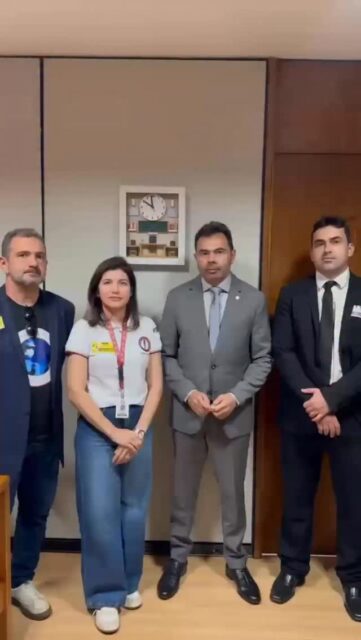 A diretora do Sindiodonto Emmanuele Pinto e representantes do CRO foram recebidos no gabinete do deputado federal cearense Ildivan Alencar, em Brasília, para apresentar o pleito da categoria do cirurgiões-dentistas e médicas de aprovação do piso salarial. 

O parlamentar garantiu seu apoio à luta dos profissionais. 

Seguimos unidos em defesa dos interesses da nossa classe!