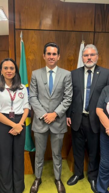 As diretoras do Sindiodonto, Raquel Praxedes e Emmanuela Pinto, foram recebidas em Brasília pelo deputado federal Domingos Neto, do PSD Ceará. Ao lado dos representantes do Conselho Regional de Odontologia do Ceará (CRO), a categoria recebeu o apoio do parlamentar para a aprovação dos projetos que atualizam o piso salarial de cirurgiões-dentistas e médicos de todo o país. 

A reunião aconteceu durante as mobilizações da caravana nacional em Brasília. 

Nossa luta segue todos os dias em defesa dos direitos e prerrogativas da nossa classe. 

Acompanhe nossas redes! Juntos somos mais fortes!

@croceara 
@dentistas_do_sus2
