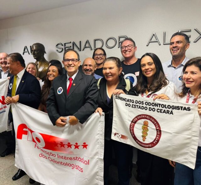 Ontem, 14/04/26, ao final da aprovação do PL 1365 na Comisão de Assuntos Econômicos do Senado, os sindicatos filiados à FIO (Federação Interestadual de Odontologia), dentre eles o Sindiodonto, reuniram-se para agradecer pelo apoio do senador @nelsinhotrad e de todos os outros senadores que votaram pela aprovação desse projeto de lei que é a esperança da grande maioria dos cirurgiões-dentistas do Brasil que atuam no Sistema Único de Saúde (SUS).

Essa aprovação representa um passo importantíssimo rumo à devida e justa valorização profissional dos cirurgiões-dentistas e médicos. É reflexo de uma articulação conjunta e árdua atuação das entidades sindicais, federações sindicais, conselhos regionais, conselho federal de Odontologia e o movimento Dentistas do SUS, que tem um papel singular em todo esse processo! 

Para que o PL 1365 se transforme em lei, outras votações serão necessárias. Portanto é  imprescindível que o movimento se fortaleça cada vez mais para que cirurgiões-dentistas e médicos sejam valorizados e renumerados de forma digna pelo o importante trabalho de atenção e cuidado que prestam à toda população Brasileira!

Juntos somos mais fortes!