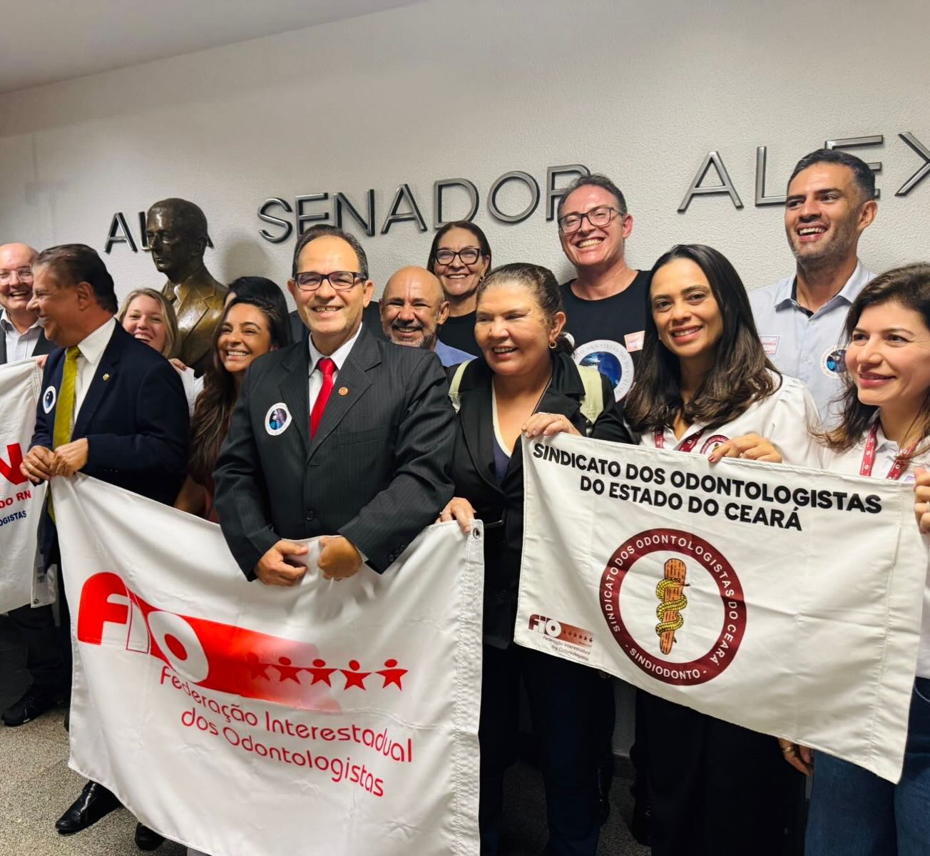 Ontem, 14/04/26, ao final da aprovação do PL 1365 na Comisão de Assuntos Econômicos do Senado, os sindicatos filiados à FIO (Federação Interestadual de Odontologia), dentre eles o Sindiodonto, reuniram-se para agradecer pelo apoio do senador @nelsinhotrad e de todos os outros senadores que votaram pela aprovação desse projeto de lei que é a esperança da grande maioria dos cirurgiões-dentistas do Brasil que atuam no Sistema Único de Saúde (SUS).

Essa aprovação representa um passo importantíssimo rumo à devida e justa valorização profissional dos cirurgiões-dentistas e médicos. É reflexo de uma articulação conjunta e árdua atuação das entidades sindicais, federações sindicais, conselhos regionais, conselho federal de Odontologia e o movimento Dentistas do SUS, que tem um papel singular em todo esse processo! 

Para que o PL 1365 se transforme em lei, outras votações serão necessárias. Portanto é  imprescindível que o movimento se fortaleça cada vez mais para que cirurgiões-dentistas e médicos sejam valorizados e renumerados de forma digna pelo o importante trabalho de atenção e cuidado que prestam à toda população Brasileira!

Juntos somos mais fortes!