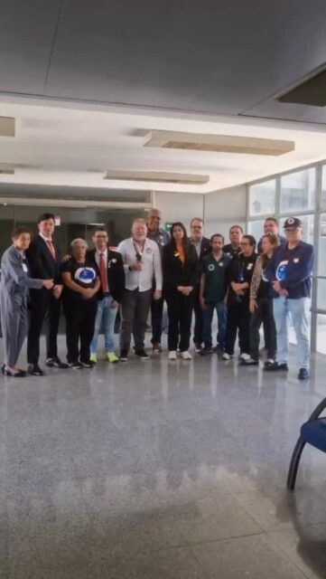 A votação do PL 1365/22 (piso salarial de médicos e dentistas do SUS) foi adiada para a próxima semana.
📌 Motivo: sessão plenária do Senado no mesmo dia.

✅ Compromisso mantido: entra em pauta na próxima reunião da CAS.

⚠️ Agora é hora de intensificar a mobilização. A participação da categoria faz diferença nesse momento decisivo.

📲 Acompanhe as redes do Sindiodonto e fique por dentro dos próximos passos.

#PL1365 #PisoSalarialJá #Mobilização