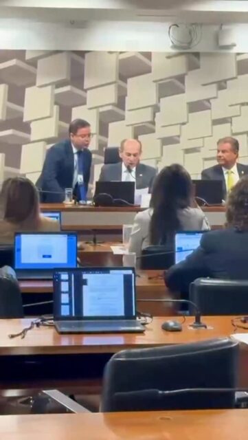 O PL 1365/2022 foi aprovado hoje, 20/05/26, na Comissão de Assuntos Sociais (CAS) do Senado Federal e agora segue para a próxima etapa: a apreciação na câmara dos deputados.

Esse avanço é resultado de muito diálogo, articulação e da mobilização de entidades, lideranças e profissionais que acreditam na valorização da Odontologia.

Mas a luta ainda não terminou. A aprovação na CAS ocorreu em caráter terminativo no senado e representa um passo fundamental, porém a mobilização precisa continuar. 

Agora, mais do que nunca, a união da categoria será decisiva para avançarmos nas próximas etapas.

O Sindiodonto seguirá atuando de forma firme, acompanhando cada movimentação, dialogando com parlamentares e defendendo os interesses dos cirurgiões-dentistas.

Seguimos juntos. Porque conquistas coletivas só acontecem quando a categoria se mantém mobilizada e unida. 🤝

A caminhada continua. E o Sindiodonto continuará presente em cada passo.

#Sindiodonto #valorizaodonto #pisosalarial