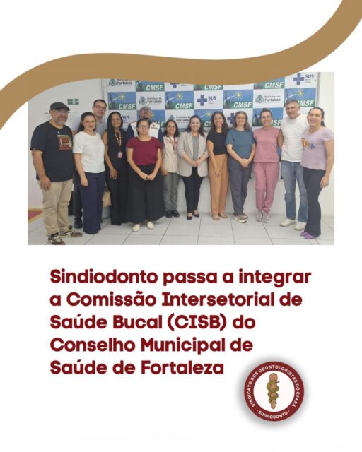 Momento histórico para saúde bucal em Fortaleza com a instalação da Comissão Intersetorial de Saúde Bucal do Conselho Municipal de Saúde de Fortaleza

O Sindicato dos Odontologistas do Estado do Ceará (Sindiodonto) passa a integrar a Comissão Intersetorial de Saúde Bucal (CISB) do Conselho Municipal de Saúde de Fortaleza (CMSF), iniciativa que reúne representantes do controle social, do governo e de entidades para discutir e propor ações voltadas ao fortalecimento da saúde bucal no município.

A comissão foi instalada durante assembleia, no dia 21 de agosto de 2026, quando também foram apresentados seus integrantes e detalhadas as atribuições do colegiado.

Com caráter consultivo e propositivo, a CISB tem entre suas funções acompanhar, monitorar e avaliar as políticas públicas de saúde bucal de Fortaleza, propor diretrizes para ações de promoção, prevenção e recuperação da saúde, além de analisar projetos e encaminhar recomendações ao plenário do CMSF.

A comissão também deverá atuar de forma articulada com a Secretaria Municipal da Saúde, instituições de ensino e demais entidades ligadas à área, contribuindo para o acompanhamento dos indicadores de saúde bucal e para a construção de estratégias que ampliem a qualidade da assistência oferecida à população.

A composição da CISB reúne representantes do Conselho Municipal de Saúde, da Secretaria Municipal da Saúde, de entidades e movimentos ligados à saúde bucal, além de representantes de instituições de ensino superior sediadas em Fortaleza.